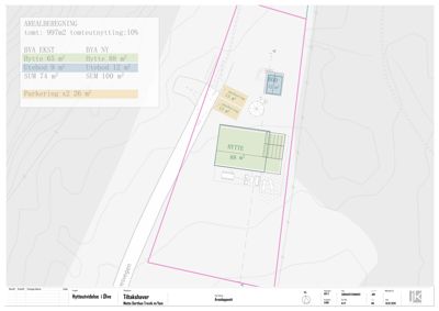 Situasjonsplan som viser tomtens grenser, plassering av bygninger (hytte, utebod, brygger), parkeringsplasser og arealberegningsdata.