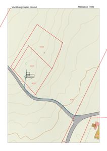 Situasjonsplan (VA-Situasjonsplan) som viser tomtens form, høydemålerkurver, vei (Torggata) og plassering av vann- og avløpsanlegg.
