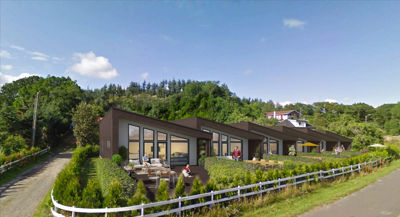 3D-visualisering av et planlagt hus med omgivelser, inkludert møbler og personer.