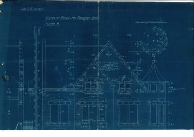 En blå tegning som viser fasadeopprikk (frontansikt) av en bygning med detaljerte mål og konstruksjonsnotater.