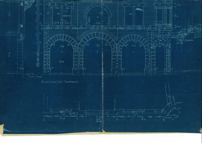 En blå tegning (blåprint) som viser fasadeopprikk for en bygning med arkader og vinduer.