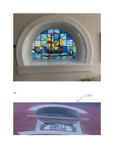 Bildet viser to fotografier av et farget glassvindu med et skipsmotiv. Det øverste bildet er et innendørs fotografi av vinduet, mens det nedre bildet er et utendørs fotografi av fasaden med vinduet sett fra en vinkel.