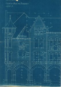 Fasadetegning som viser bygningens ytre utseende med detaljerte mål på vinduer, dører og arkitektoniske elementer.