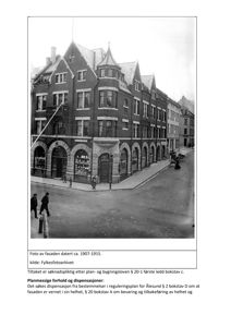 Et svart-hvitt fotografi av en bygning med arkitektoniske detaljer, datert ca. 1907-1915.