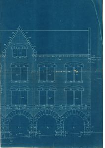 Fasadetegning som viser fronten på en bygning med vinduer, dører og arkitektoniske detaljer.