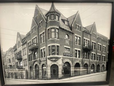 Et svart-hvitt fotografi av en historisk bygning (Karl Johans gate 14) sett fra gaten.