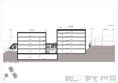 Snittegning (Snitt D) som viser bygningenes høyde, etasjer og grunnplan sett fra siden.