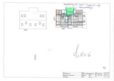 Situasjonsplan som viser to bygninger (Bygg A og Bygg B) i forhold til hverandre og omgivelsene, med håndskrevne notater om endringer.