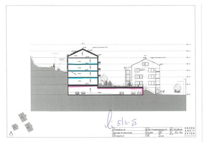 Snittegning som viser bygningens tverrsnitt, høyder, takform og grunnplan.