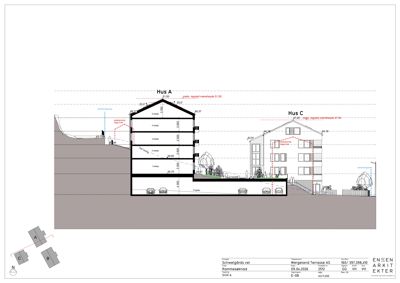Snittegning som viser tverrsnitt gjennom flere hus (Hus A og Hus C), med høydemål, etasjer og terrengforhold.