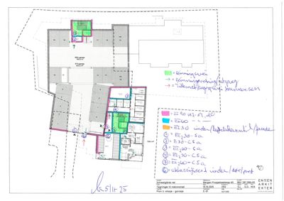 Etasjeplan med romnummerering, fargekoding for ulike romtyper (f.eks. kjøkken, bad, soverom) og håndskrevne notater om vindus- og dørutforming.
