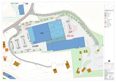 Situasjonsplan som viser bygningenes plassering, parkeringsplasser, veier og terrengforhold.