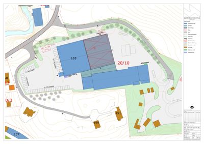 Situasjonsplan som viser bygningenes plassering på tomten, veier, parkeringsplasser og terrengforhold.