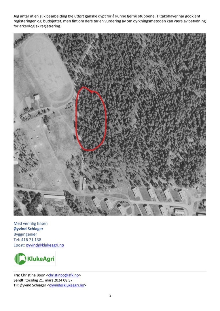 Flyfoto eller satellittbilde av et område med skog og bebyggelse, med en rød markering rundt et område.