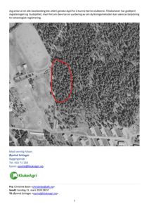 Flyfoto eller satellittbilde av et område med skog og bebyggelse, med en rød markering rundt et område.