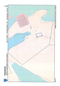 Situasjonsplan (kartutsnitt) som viser tomtens form, grenser, høydekurver, vannmasser og plassering av eksisterende eller planlagte bygninger.