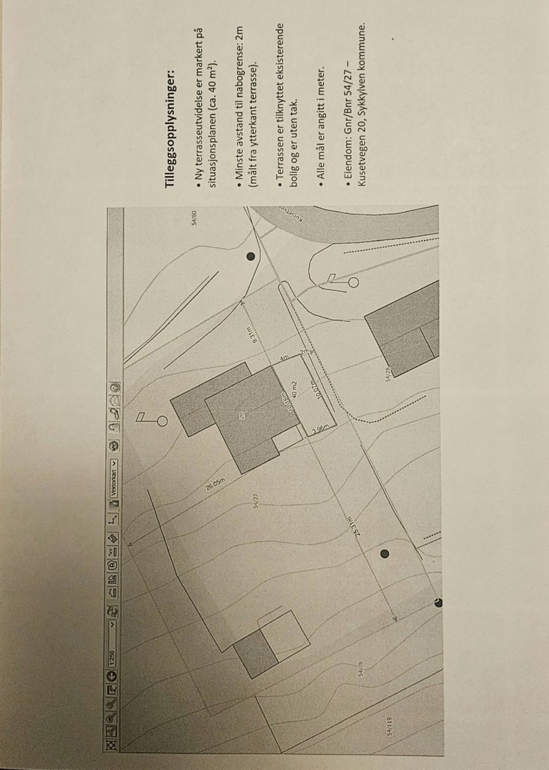 Situasjonsplan som viser tomtens form, grenser, eksisterende bygninger, terrassering og topografi.