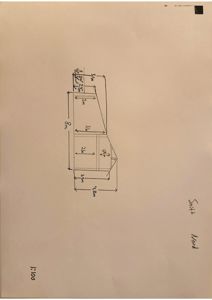 Håndtegnet snittegning som viser tverrsnittet av en bygning med angitte mål på rom og konstruksjoner.