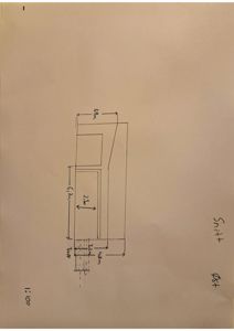 En håndtegnet snittegning som viser et tverrsnitt gjennom en bygning eller struktur, med angitte mål og skriftlig merking 'Snitt'.