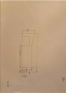 En håndtegnet oppriss (fasade) av en bygning med angitte mål på høyde og bredde.
