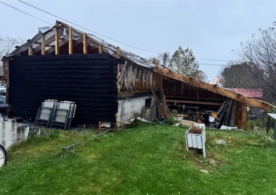 Fotografi av en bygning under oppføring eller ombygging, med synlig takkonstruksjon og fasade.