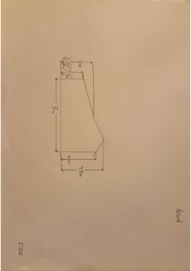 En håndtegnet teknisk detalj eller konstruksjonstegning som viser mål på en vinkelrett struktur (muligens en takkant, hjørne eller utvidelse). Tegningen inneholder måleangivelser i meter og en skala 1:100.