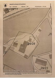 Situasjonsplan (tomtekart) fra Norkart som viser bygningsplassering, høydemålerlinjer og nabotomter.