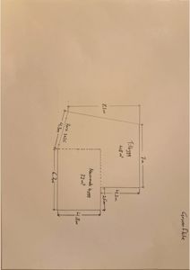 Håndtegnet situasjonsplan som viser tomtens form, mål og arealoppdeling (bygningsareal og hageareal).