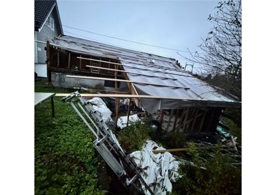 Fotografi av en bygning under ombygging eller reparasjon, med synlig takkonstruksjon og utstyr.