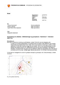Et situasjonskart som viser tomtens topografi, eksisterende bygninger (gule felter) og den foreslåtte plasseringen av en ny hytte (rødt felt).