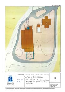 Situasjonskart som viser tomtens form, grenser, eksisterende og planlagt bebyggelse samt topografi.