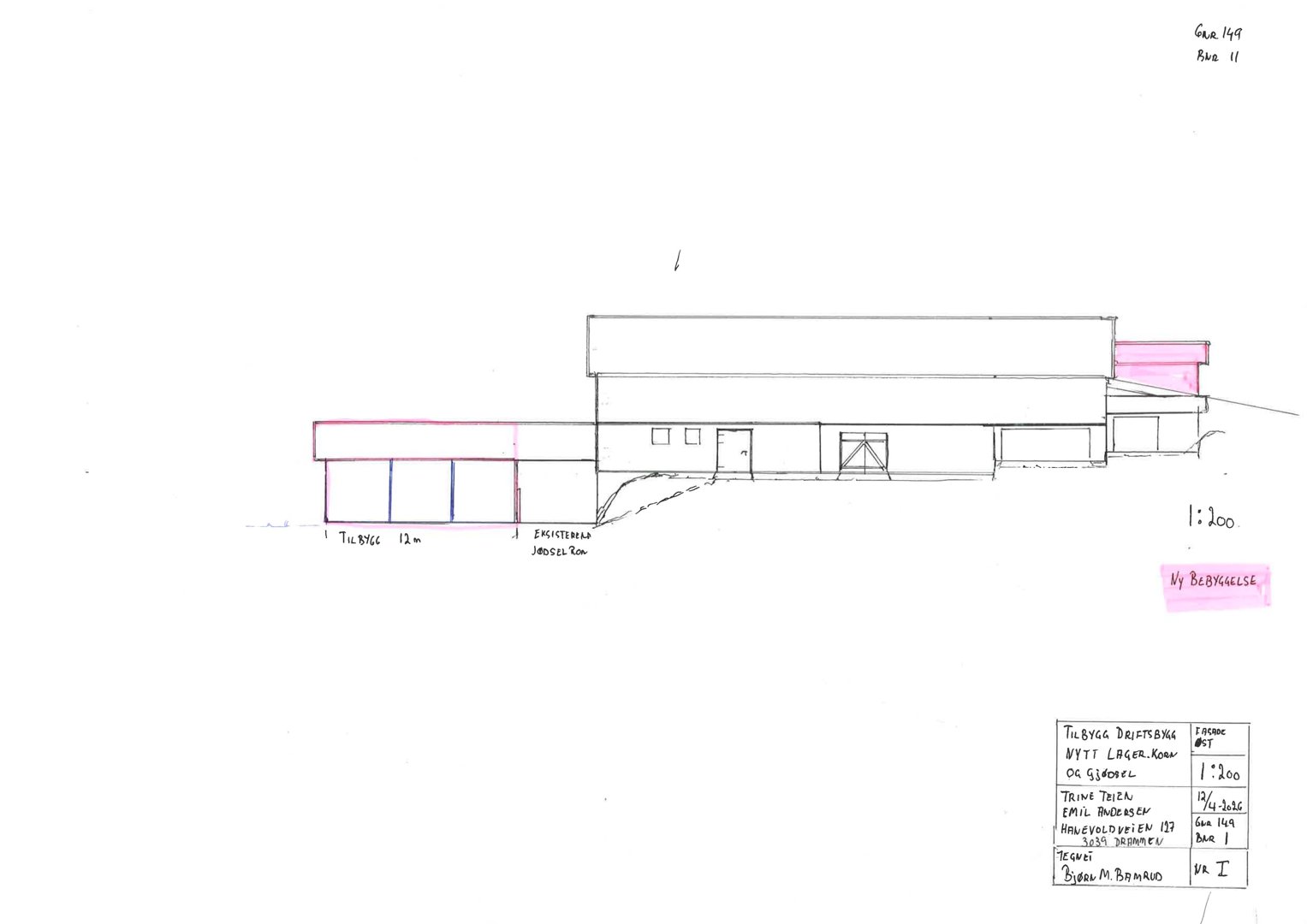 En håndtegnet oppriss (fasade) av en bygning med mål og notasjoner om tilbygg.