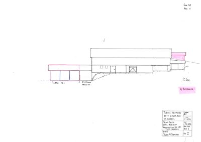 En håndtegnet oppriss (fasade) av en bygning med mål og notasjoner om tilbygg.
