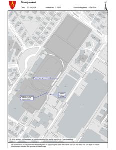 Situasjonskart som viser plassering av en ny idrettshall i forhold til eksisterende bygninger, veier og nabogrenser.