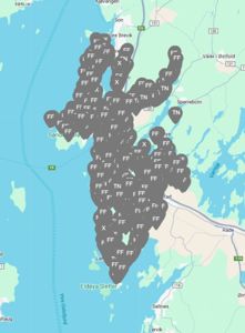 Kart over et område i Østfold med en mørk, uklar form (sannsynligvis en flyfoto eller et overlappende lag) som dekker sentrale deler av kartet.