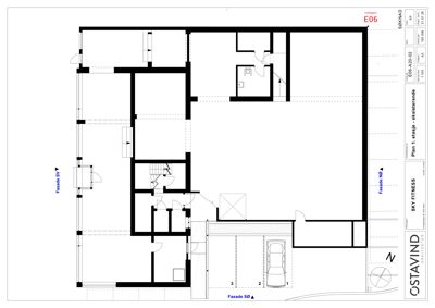 Etasjeplan (1. etasje) som viser romfordeling, vegger, dører, trapp og parkeringsplasser.
