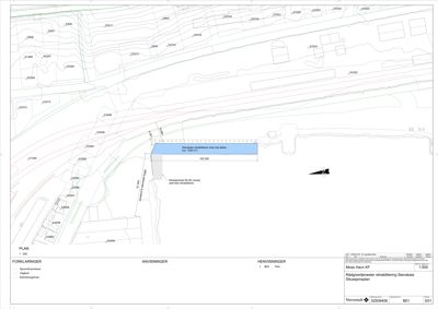 Situasjonsplan som viser tomtens beliggenhet, omgivende infrastruktur (jernbane, vei), høydemålinger og planlagt inngrep.