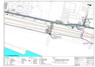 Situasjonsplan som viser tomt, bygninger, infrastruktur (jernbane, vei) og anleggsmuligheter med fargekodet legemerkning.