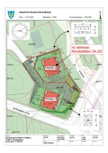Situasjonsplan som viser tomtens beliggenhet, bygningers plassering (TRINN 1 og TRINN 2), arealer (BYA, MUA) og nye adresser.