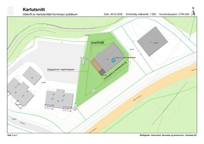 Situasjonsplan (kartutsnitt) som viser tomtens form, bygningers plassering, byggegrenser og terrengforhold.