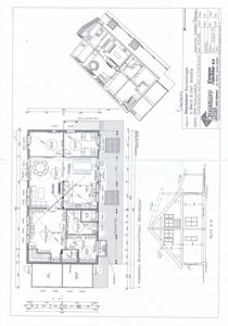 Bildet viser en detaljert etasjeplan (1. etasje) med romfordeling, dører, vinduer og mål, samt en mindre situasjonsplan og et snitt (Snitt A-A) i øvre høyre hjørne.