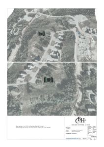 Situasjonsplan som viser tomtens beliggenhet i forhold til nabolaget, med overlagte bygningstegninger og grenselinjer.