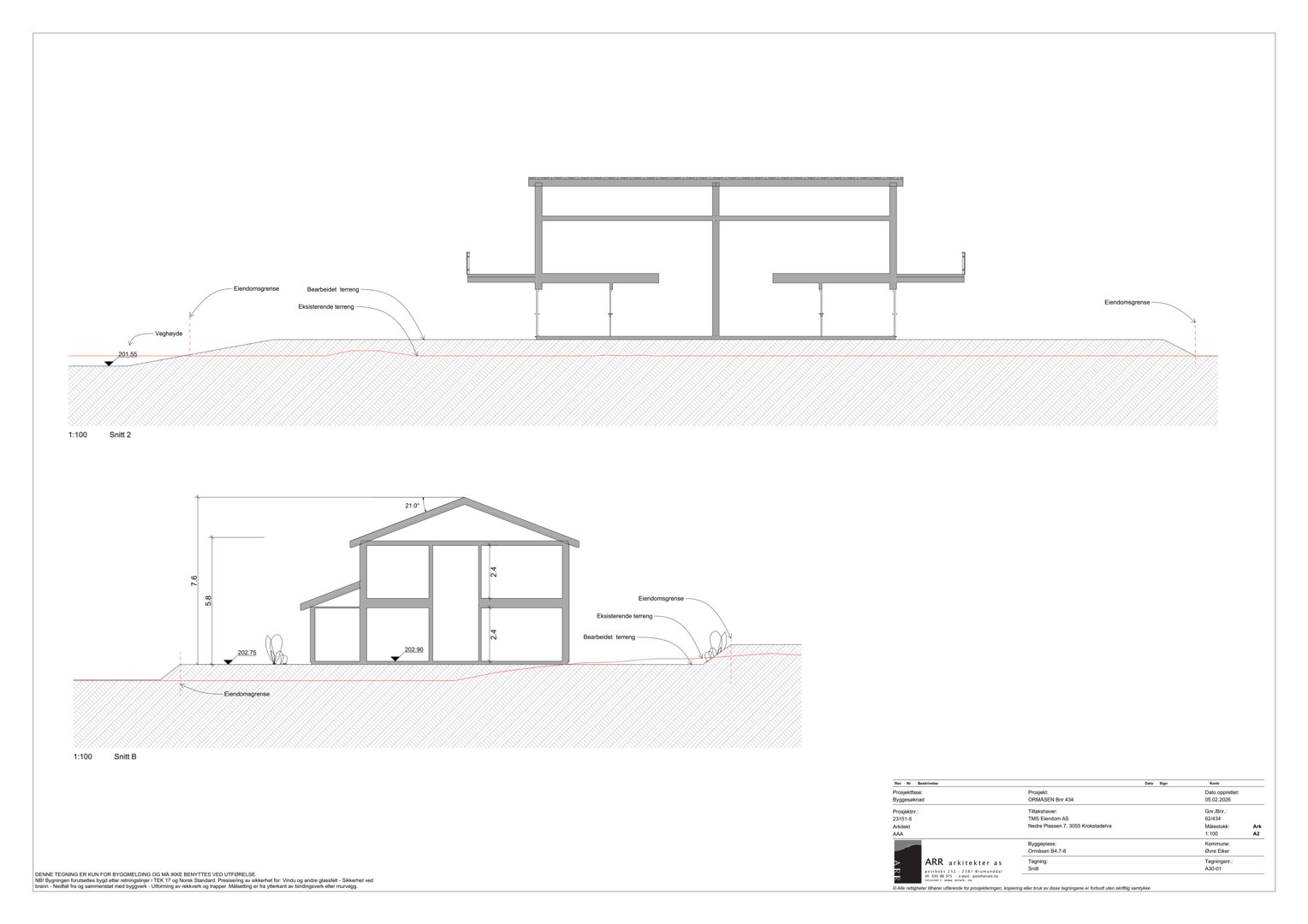 Fasadetegning (opprikk) som viser bygningens utseende fra front og side, inkludert høyder, takform og terrengforhold.