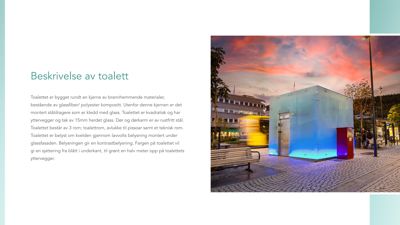 Fotografi av et planlagt toalett med glassfasade og belysning, sett fra utsiden.