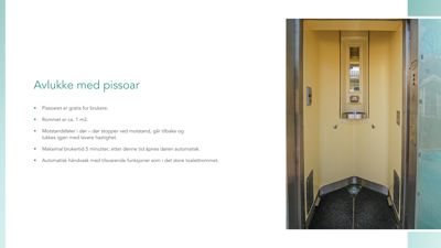 Fotografi av en avlukke med pissoar i et toalettrom.