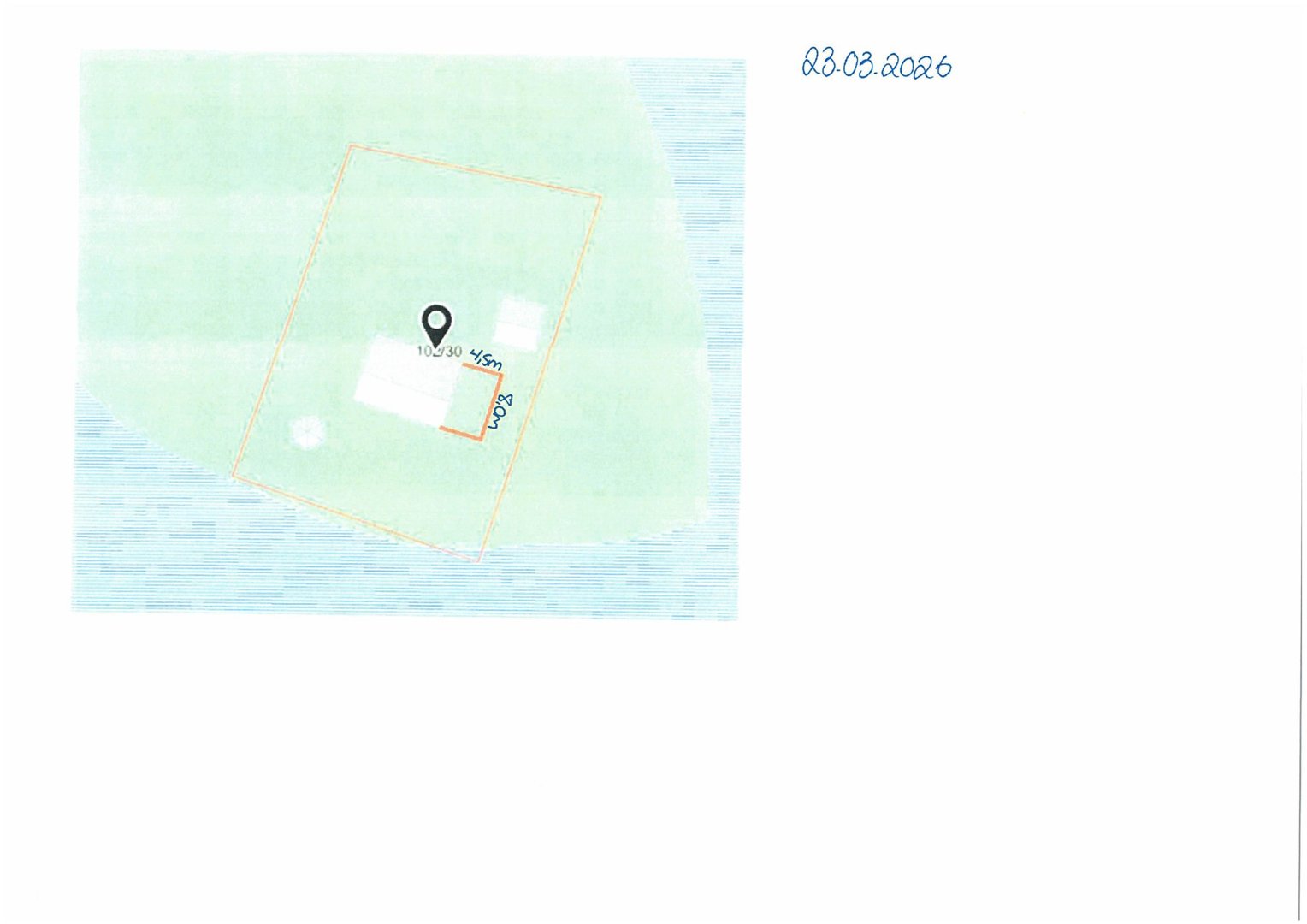 Situasjonsplan som viser en bygning på en tomt med angitte mål.