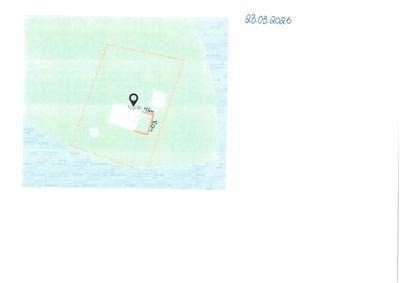 Situasjonsplan som viser en bygning på en tomt med angitte mål.