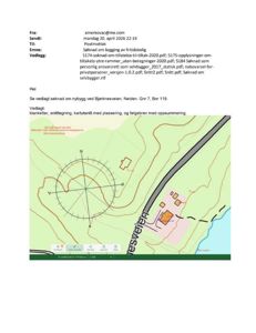 Bildet viser en situasjonsplan (tomteplan) med bygningsplassering, vei (Bjørknesveien), høydeforhold (konturlinjer) og en nordpil.