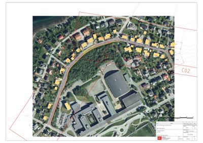 Situasjonsplan som viser bygningers plassering, tomtegrenser og infrastruktur sett fra luften.