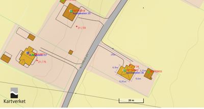 Situasjonsplan som viser tomtene, bygninger og veier i et område, inkludert Kartverket-logo og målestokk.